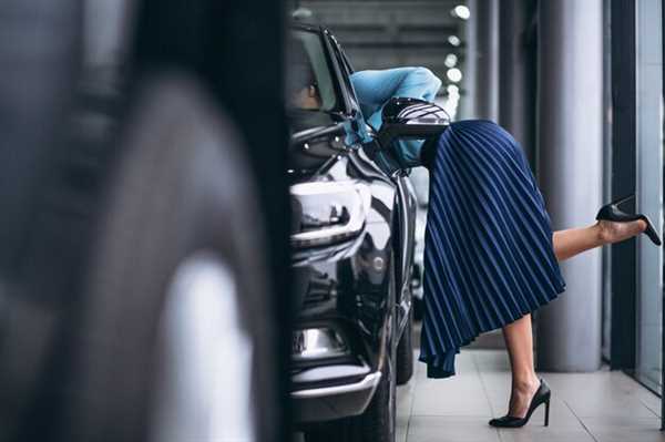 How to Assess the Condition of Salvage Mercedes Cars
