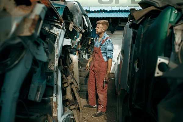 Common Red Flags to Identify in Salvage Car Repair Shops